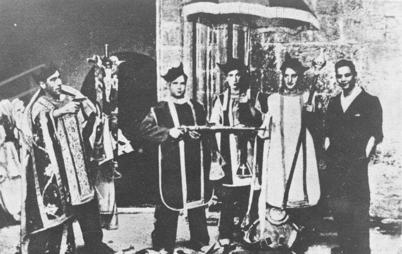 Unos milicianos republicanos burlándose de los vestuarios y ceremonias litúrgicas en la guerra civil española